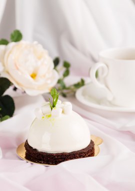 Beyaz camlı mousse kek