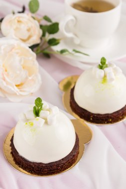 Beyaz camlı mousse kek