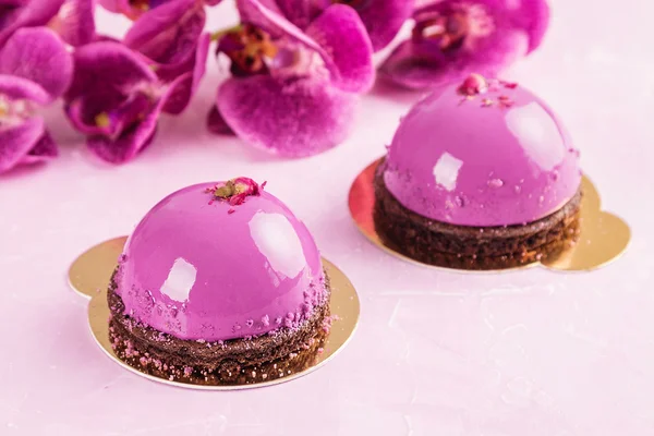 French mousse cakes on pink background — Stock Photo, Image