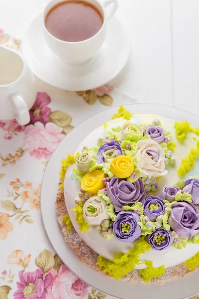 カラフルなバター クリームの花ケーキ — ストック写真