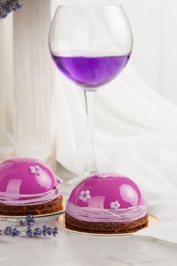 Lavanta Fransız mousse kek pembe ayna sır ile