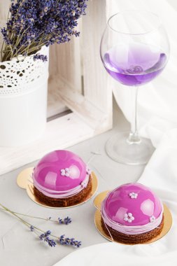 Lavanta Fransız mousse kek pembe ayna sır ile