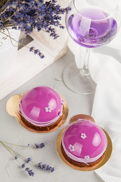 Levandule francouzská pěna dorty s polevou růžové zrcadlo — Stock fotografie