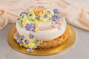 Tereyağı krema çiçek pasta