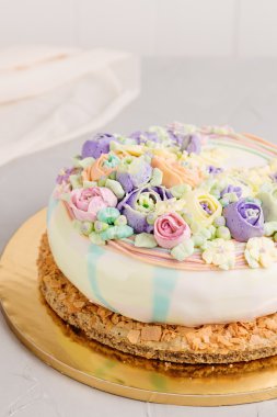 Tereyağı krema çiçek pasta