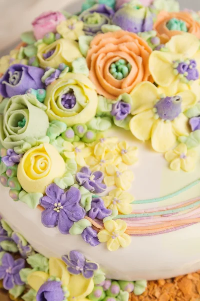 Closeup unt crema flori decorare pe tort — Fotografie, imagine de stoc