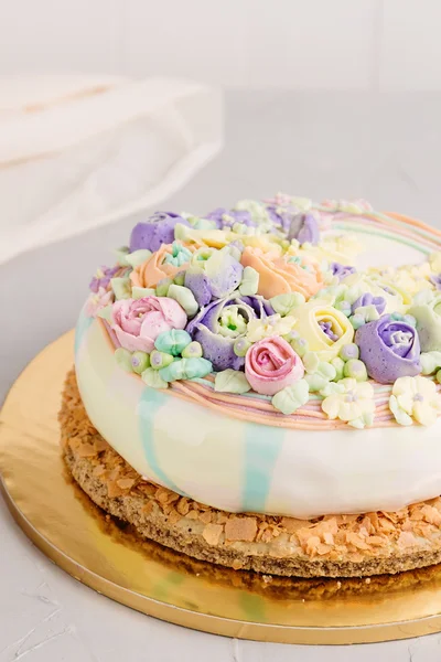 Gâteau de fleurs crème au beurre — Photo