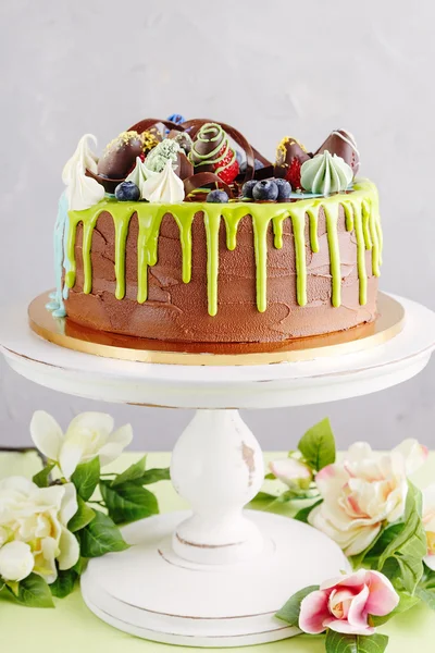 Kleurrijke chocoladetaart op witte stand — Stockfoto