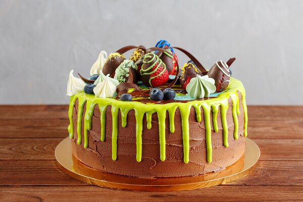 Цветной шоколадный торт с фруктами и глазурью
