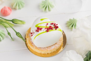 Beyaz kalp mousse kek beyaz sır ile şeklinde