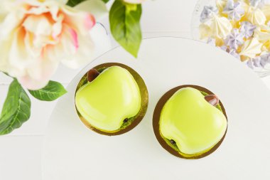 Yeşil elma şeklinde Mus kek