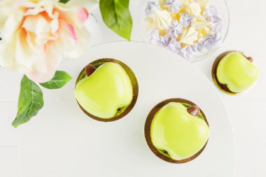 Yeşil elma şeklinde Mus kek