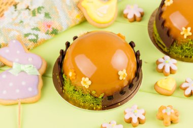 Karamel ile modern Mus kek çocuklar parti için sır