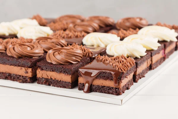 Portionierter Schokoladenkuchen — Stockfoto