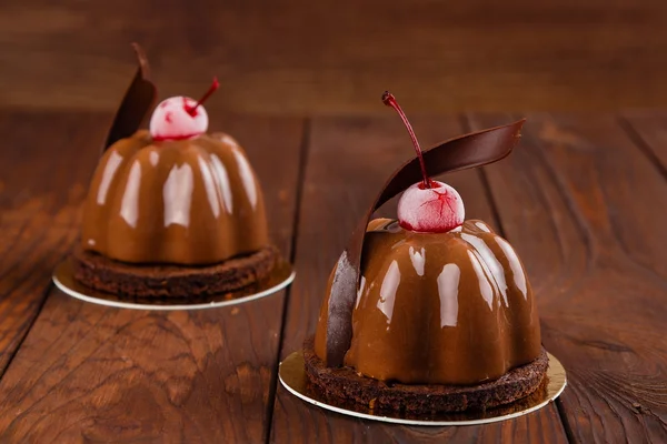 Dessert aus Schokolade und Kirschmousse mit Glasur — Stockfoto