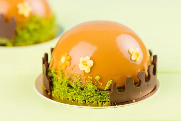 Bolos de mousse modernos com esmalte de caramelo para festa de crianças — Fotografia de Stock