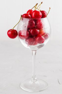 Şarap cam kırmızı kiraz