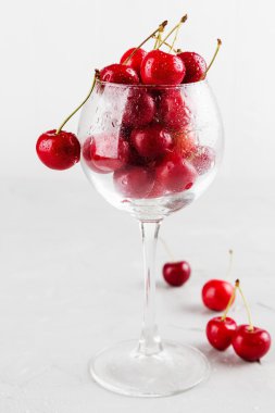 Şarap cam kırmızı kiraz