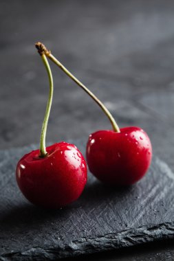 Siyah zemin üzerinde kırmızı kirazlar