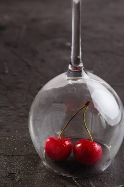 Siyah zemin üzerinde kırmızı kirazlar