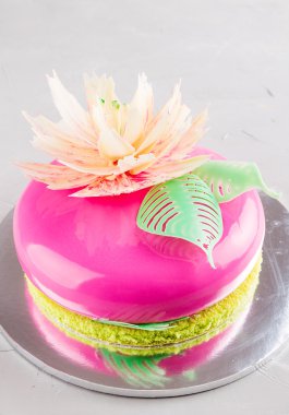 Parlak pembe mousse kek ayna sır ile