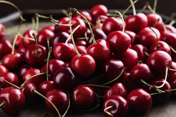 Cerezas rojas oscuras — Foto de Stock