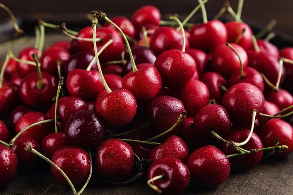 Cerezas rojas oscuras — Foto de Stock