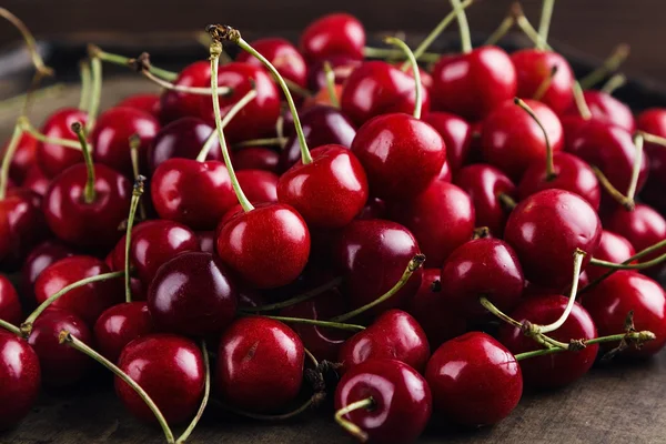 Cerezas rojas oscuras — Foto de Stock