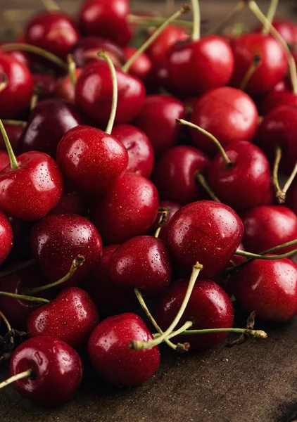 Cerezas rojas oscuras — Foto de Stock