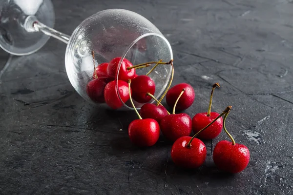 Cerezas rojas sobre fondo oscuro — Foto de Stock