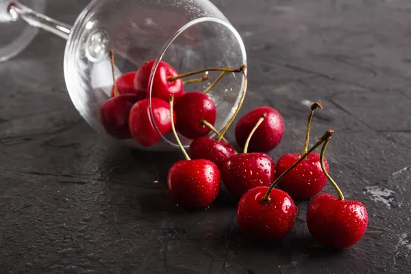 Cerezas rojas sobre fondo oscuro — Foto de Stock