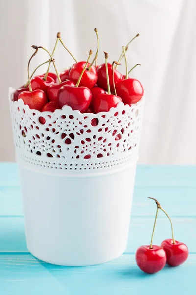 Cerezas rojas en cubo blanco — Foto de Stock