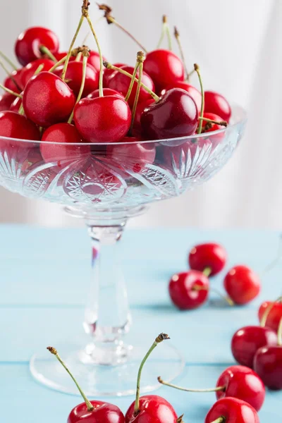 Cerezas rojas en jarrón de cristal — Foto de Stock