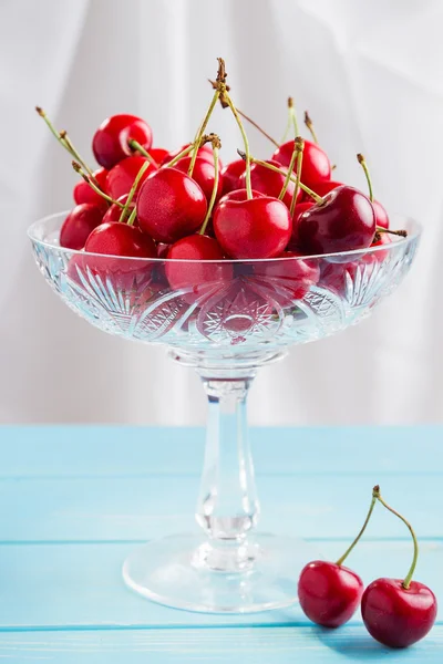 Cerezas rojas en jarrón de cristal — Foto de Stock