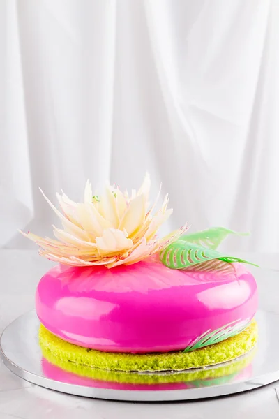 Világos rózsaszín mousse torta mirror glaze — Stock Fotó