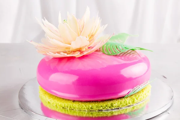 Bright pink mousse cake with mirror glaze — Stock Photo, Image