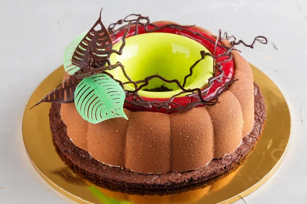 Moderner Moussekuchen mit Schokolade-Velours-Beschichtung — Stockfoto