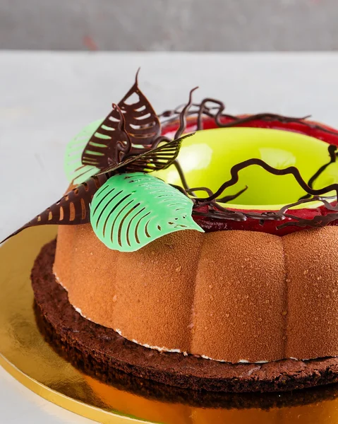 Gâteau en mousse moderne avec revêtement en velours chocolat — Photo