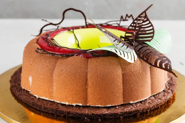 Σύγχρονη Μους κέικ με επικάλυψη σοκολάτας βελούδο — Φωτογραφία Αρχείου