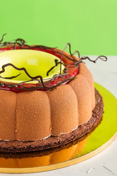 Moderne mousse taart met chocolade velours coating — Stockfoto