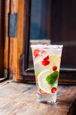 Çilek, nane ve limon limonata