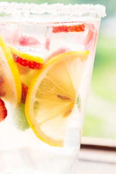 Lemoniada z truskawką, mięta i cytryna — Zdjęcie stockowe