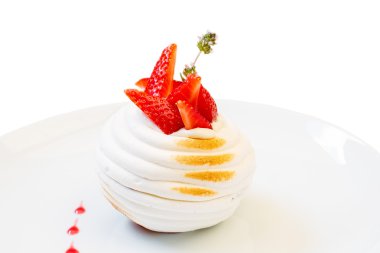 Mini pavlova kek çilek ile
