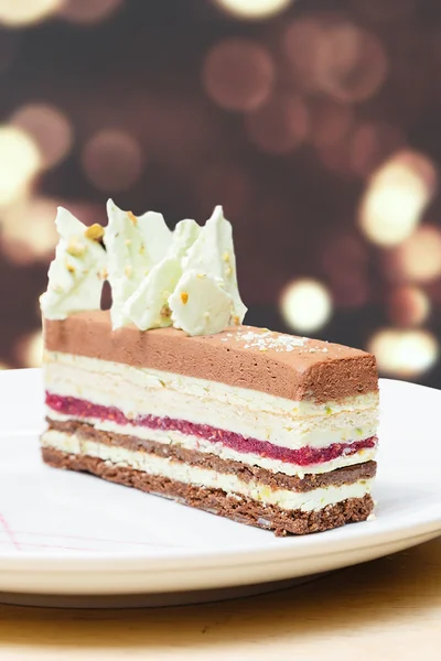 초콜릿, 피스타치오와 라즈베리 케이크 — 스톡 사진