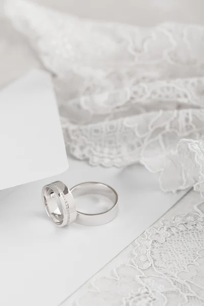 Обручальные кольца из белого золота — стоковое фото