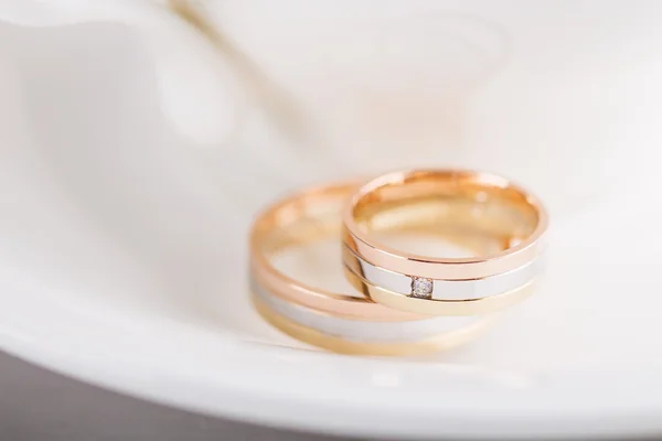 Tres anillos de boda de oro de color —  Fotos de Stock