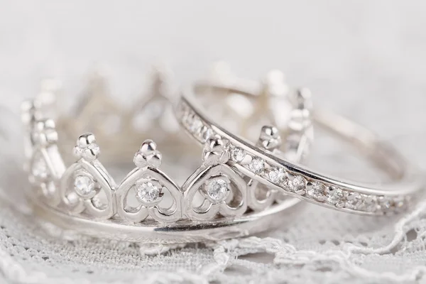 Bagues de mariage couronne argent — Photo