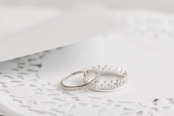Серебряные свадебные кольца — стоковое фото