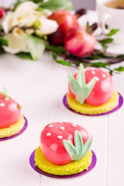 Çilekli kremalı pasta.