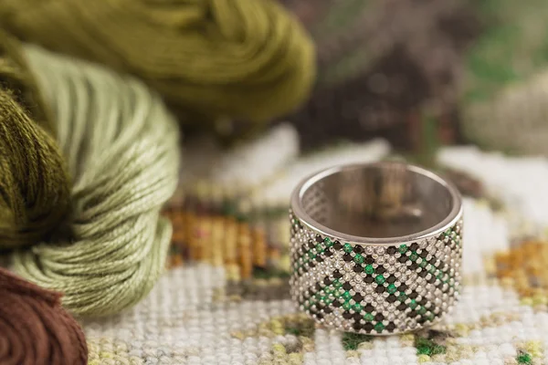 Anel de prata com pedra preciosa verde — Fotografia de Stock